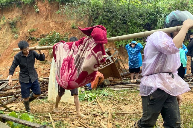  Khu vực sạt lở tại Lũng Súng, xã Yên Lạc, huyện Nguyên Bình, Cao Bằng có 7 người chết và hiện còn 4 người mất tích - Ảnh: Báo Tiền Phong