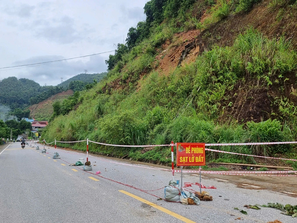  Lực lượng chức năng căng dây, đặt biển cảnh báo nguy hiểm trên quốc lộ 15 (Ảnh: Dân Trí)