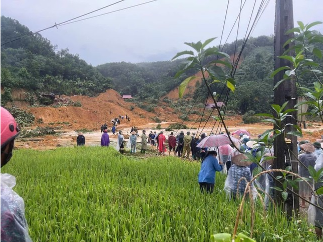  Các lực lượng chức năng tham gia tìm kiếm người mất tích và khắc phục hậu quả sạt lở - Ảnh: Báo Tiền Phong