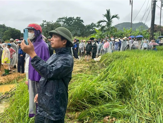  Các lực lượng chức năng tham gia tìm kiếm người mất tích và khắc phục hậu quả sạt lở - Ảnh: Báo Tiền Phong