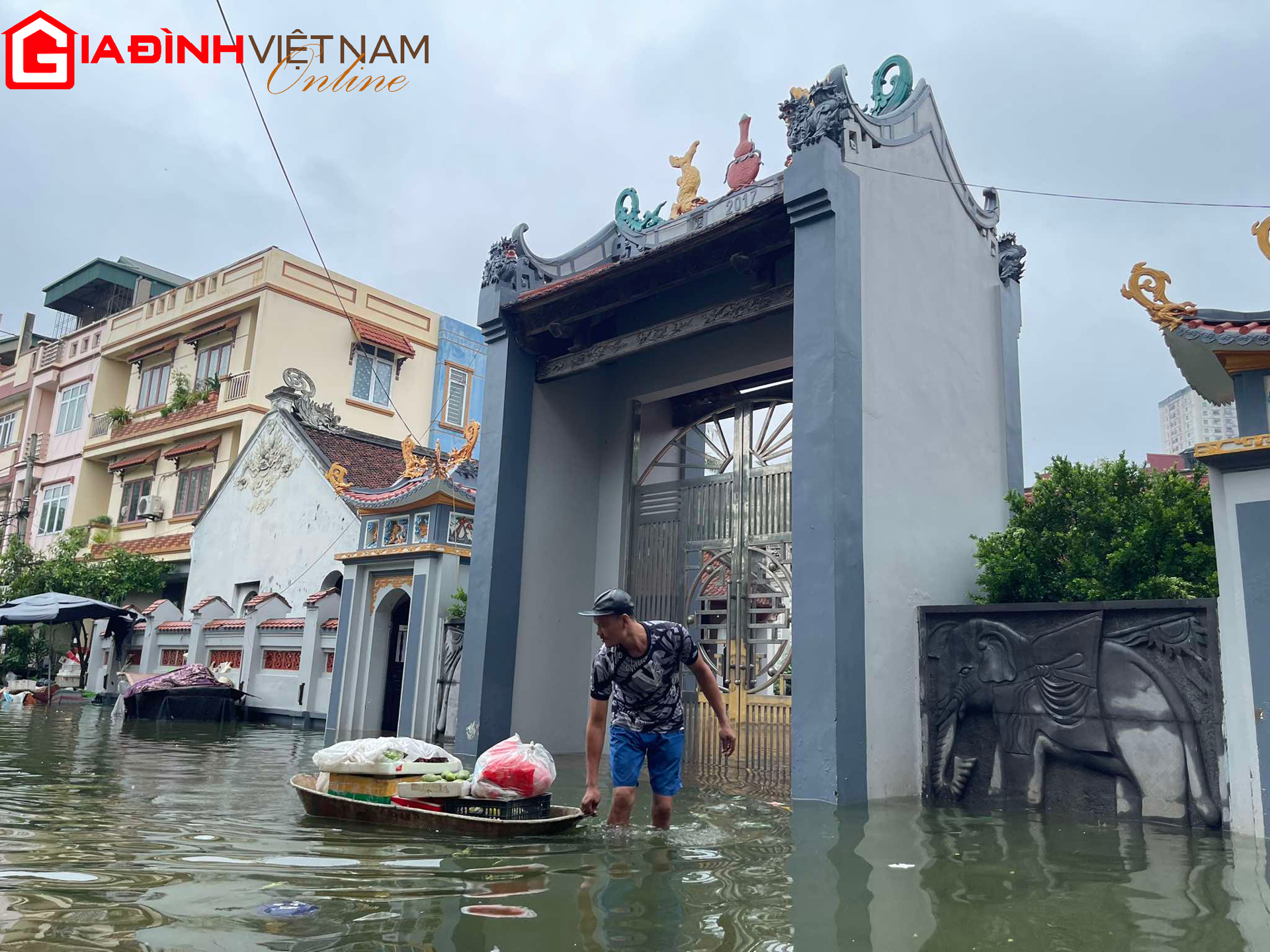  Anh Nguyễn Duy Chiến phải dùng thuyền để 