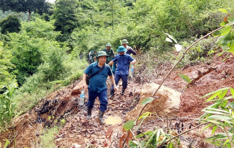   Đoàn công tác của huyện Kỳ Sơn tìm cách tiếp cận bản biên giới Cha Nga. Ảnh: Thế Ngọc.