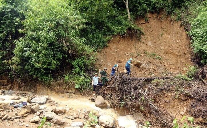   Đường vào bản Cha Nga nhiều điểm bị sạt lở nghiêm trọng. Ảnh: Đào Thọ.