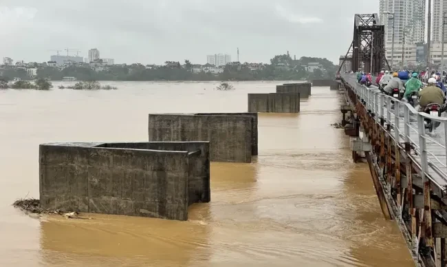   Lũ trên sông Hồng tại Hà Nội có khả năng đạt đỉnh vào trưa ngày 11/9 và trên mức BĐ2.