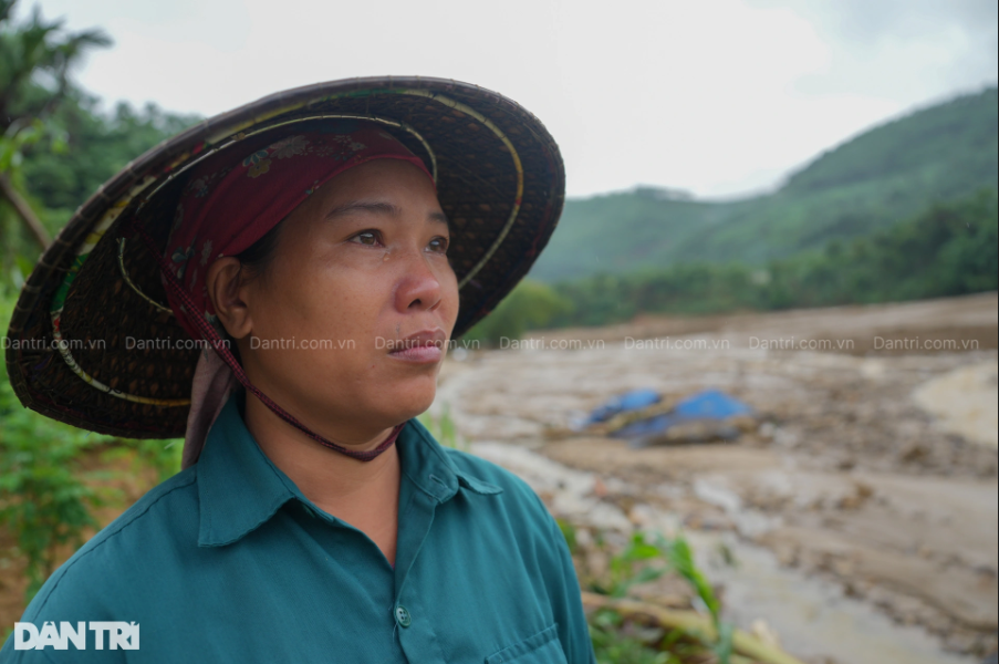  Chị Nguyễn Thị Tâm khóc nức nở khi họ hàng nhà chồng chị có đến 13 người mất tích do trận lũ quét kinh hoàng - Ảnh: Báo Dân trí