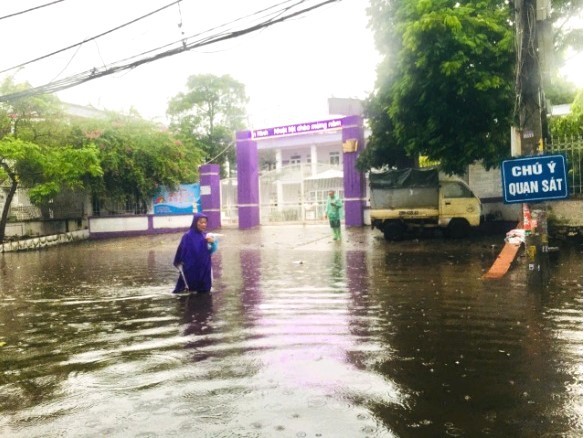   Một trường học ở huyện Thanh Trì (Hà Nội) ngập đường trước cổng trường. Ảnh suckhoedoisong