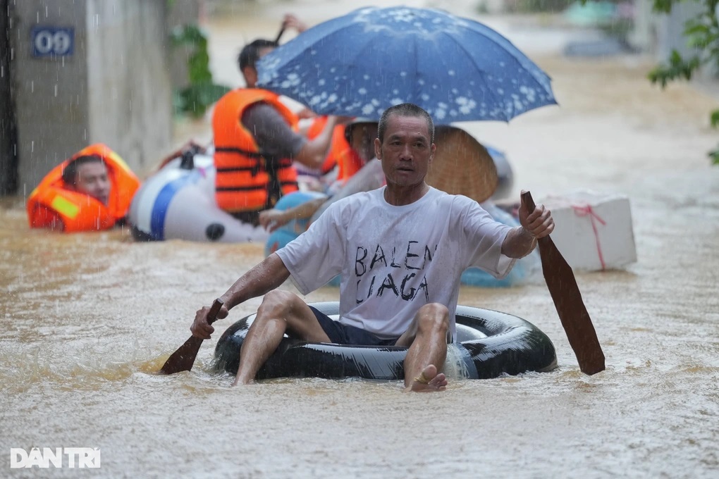  Lũ trên sông Hồng tại Hà Nội có khả năng đạt đỉnh vào trưa 11/9. Ảnh: Báo Dân Trí. 