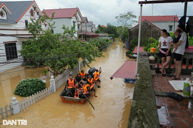  Lực lượng chức năng tỉnh Thái Nguyên liên tục dùng thuyền vào kiểm tra tình hình, vận động người dân sơ tán đến nơi an toàn và hỗ trợ những người đang bị mắc kẹt. Ảnh: Báo Dân Trí. 