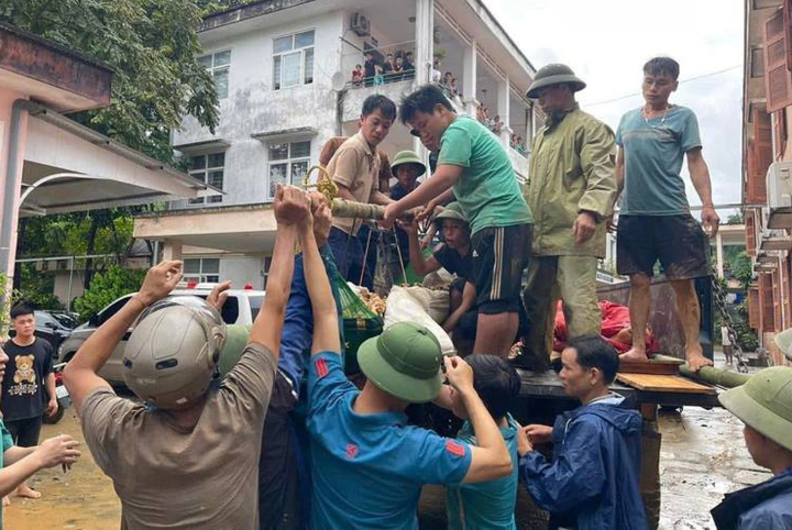  Lực lượng chức năng và người dân đưa người bị thương do sạt lở đất, lũ quét ở thôn Làng Nủ đi cấp cứu - Ảnh: Báo Tuổi Trẻ