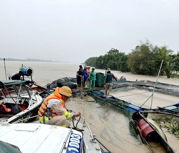  3 người trên bè cá là bố mẹ và con trai trong cùng một gia đình, trú tại xã Trần Hưng Đạo (huyện Lý Nhân, tỉnh Hà Nam). Ảnh: Báo Lao Động. 