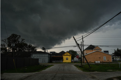  Những đám mây giông kéo đến khắp Đông Houston (Mỹ) vào ngày 11/7 vài ngày sau khi Bão Beryl quét qua thành phố. Ảnh: Raquel Natalicchio—Houston Chronicle/ Getty Images