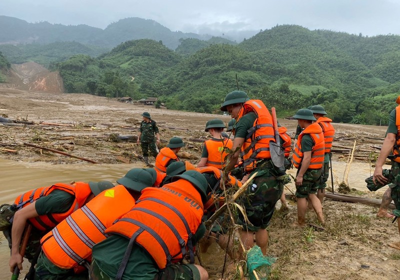  Tìm kiếm các nạn nhân thôn Làng Nủ (Ảnh: Báo Lào Cai) 