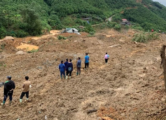  Các lực lượng chức năng đang khẩn trương tìm kiếm, khắc phục hậu quả vụ sạt lở.