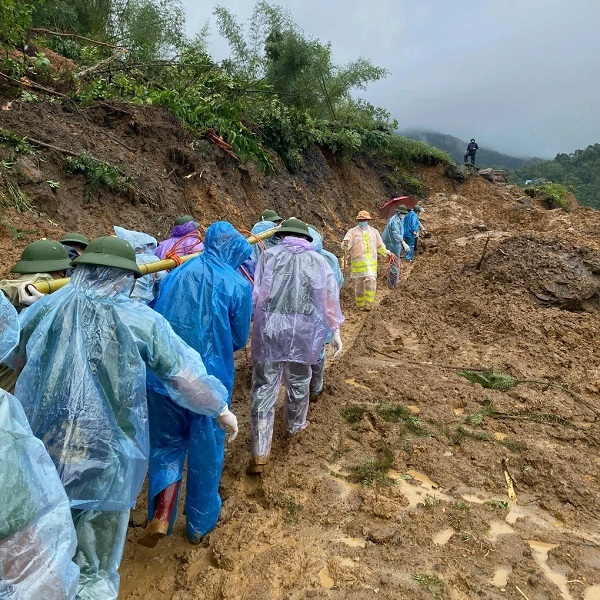  Quãng đường di chuyển từ Bảo Lạc sang Nguyên Bình đang bị ách tắc nghiêm. Ảnh: Báo Dân Trí. 