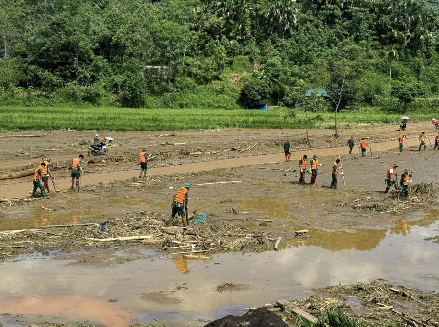   Công tác tìm kiếm đang được nỗ lực thực hiện - Ảnh: Tuổi Trẻ