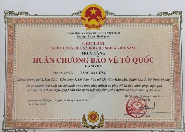  Huân chương Bảo vệ Tổ quốc hạng Ba truy tặng Trung tá Quân nhân chuyên nghiệp Tăng Bá Hưng.