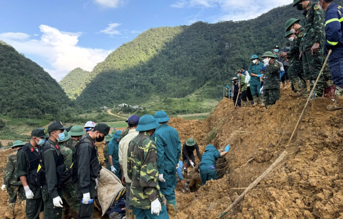  Hàng trăm người tìm kiếm người mất tích ở bản Lũng Lỳ, xã Ca Thành - Ảnh: Báo Cao Bằng