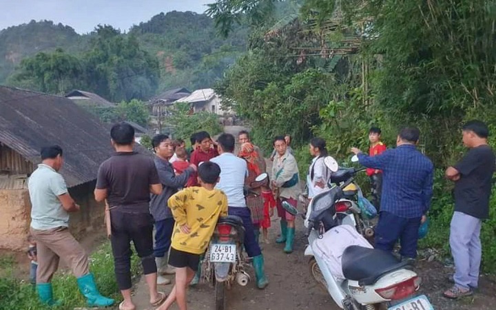  Các hộ dân người Mông trong thôn Khu Tủng được vận động di chuyển đến nơi an toàn. Ảnh: Báo Phụ Nữ Việt Nam. 