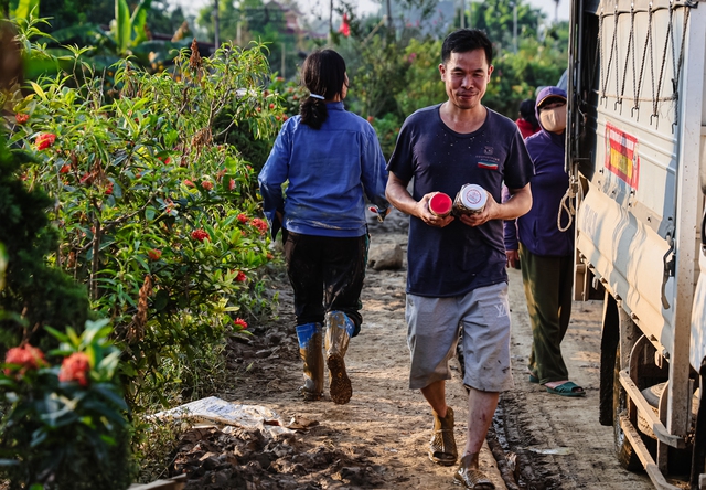  Người dân vùng ngập lụt ở Yên Bái nhận những hộp cá khô, đó là tình cảm của người dân tỉnh Quảng Bình gửi tặng bà con trong cơn hoạn nạn