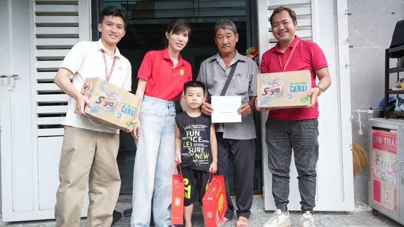  Cháu Hàng Quốc Hiếu cùng ông Hàng Hữu Nghĩa vui mừng khi nhận quà Tết Trung thu từ công ty Tân Hiệp Phát. Ảnh: Trần Khánh. 