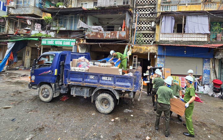   Lực lượng chức năng quận Ngô Quyền (Hải Phòng) đang khẩn trương di chuyển tài sản của hàng trăm hộ dân ở chung cư cũ bị ảnh hưởng sau bão số 3. Ảnh: VTC News.