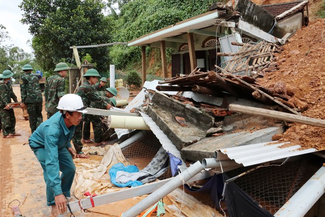  Vào mùa mưa lũ năm 2022, sạt lở xảy ra tại xã Lộc Trì, huyện Phú Lộc từng khiến nhà một người dân bị vùi lấp.