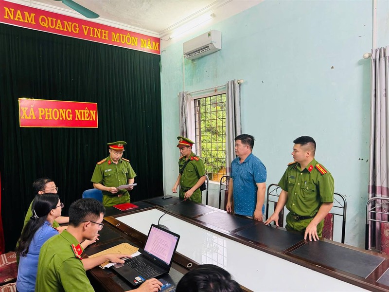  Cơ quan CSĐT Công an tỉnh đọc lệnh bắt Phạm Viết Hưng. 