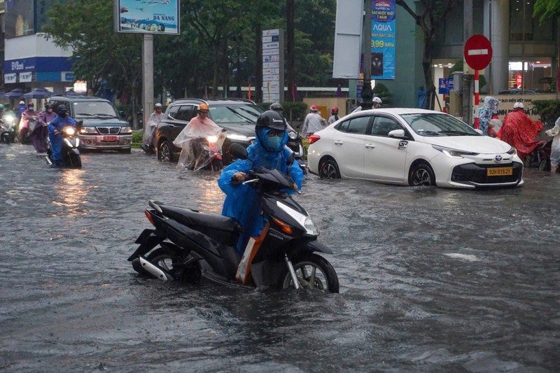  Mưa lớn gây ngập úng cục tại Đà Nẵng sáng 18/9. 