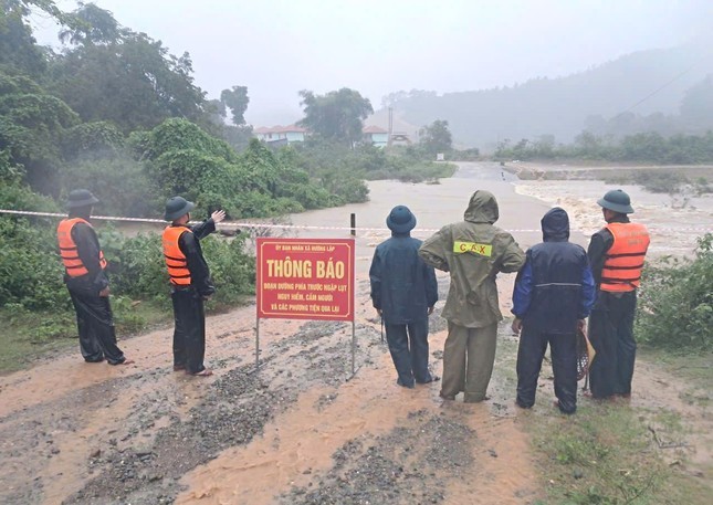   Mưa lớn khiến nhiều tuyến đường đường ở miền núi tỉnh Quảng Trị bị ngập cục bộ.