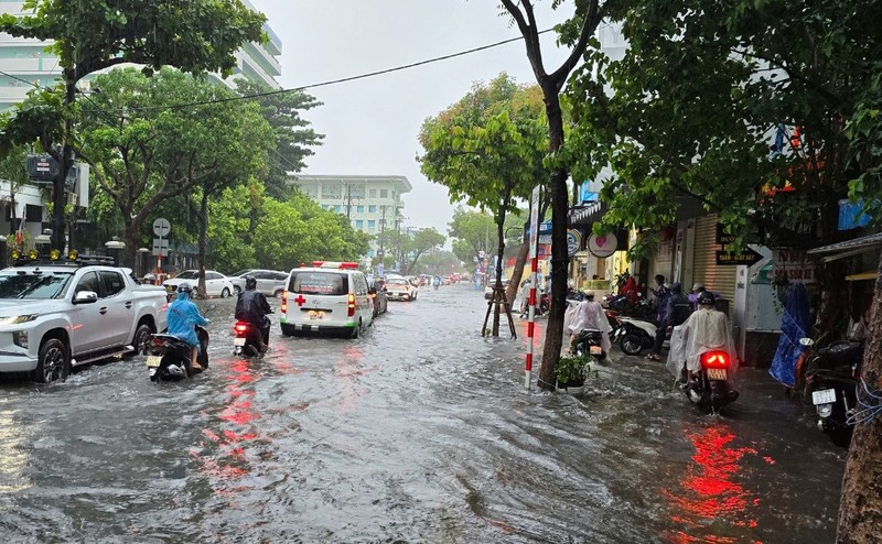  Ngày 18/9, mưa lớn tại TP Đà Nẵng khiến nhiều tuyến đường ngập sâu 