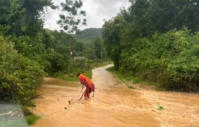  Mưa lớn gây ảnh hưởng giao thông tại một số tuyến đường huyện miền núi Hương Khê (Ảnh: CA Hương Khê). 