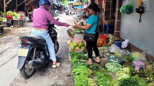   Giá rau xanh bán ngoài chợ giá cao hơn 2-3 lần so với trước bão .Ảnh: THÙY LINH