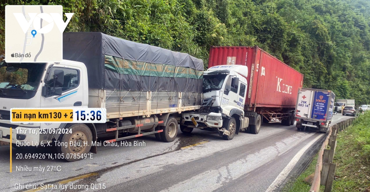  Hiện trường vụ tai nạn liên hoàn trên Quốc lộ 6. Ảnh: VOV. 