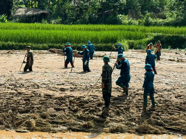  Lực lượng dân quân tham gia tìm kiếm các nạn nhân. Ảnh: Báo Tuổi Trẻ. 