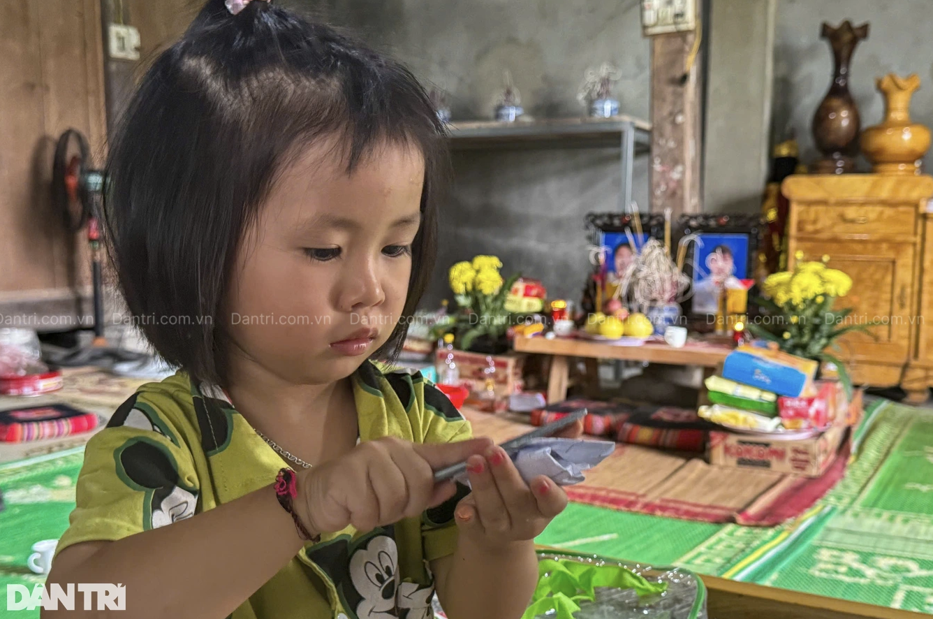   Sau hơn hai tuần mất cha, mẹ nhưng con đâu có biết mình là đứa trẻ mồ côi. Con vẫn nghĩ bố mẹ đi làm xa chưa về - Ảnh: Dân Trí