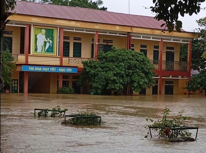  Trường Tiểu học và THCS Minh Chuẩn, Lục Yên, Yên Bái nước lũ đã tràn vào lớp học (Ảnh: UBND huyện Lục Yên) 