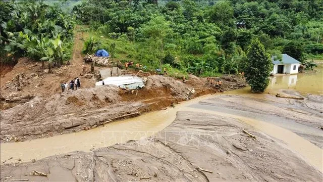   Khu vực tìm kiếm nạn nhân ở Làng Nủ rất rộng do nhiều điểm sạt lở rộng, dài, gây khó khăn cho lực lượng chức năng. (Ảnh: TTXVN)