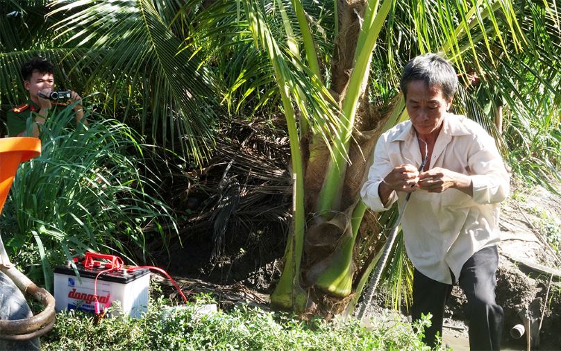  P đi xiệt cá đã vướng vào bẫy chuột của Tuyền bị điện giật tử vong. Ảnh: Báo Lao Động. 