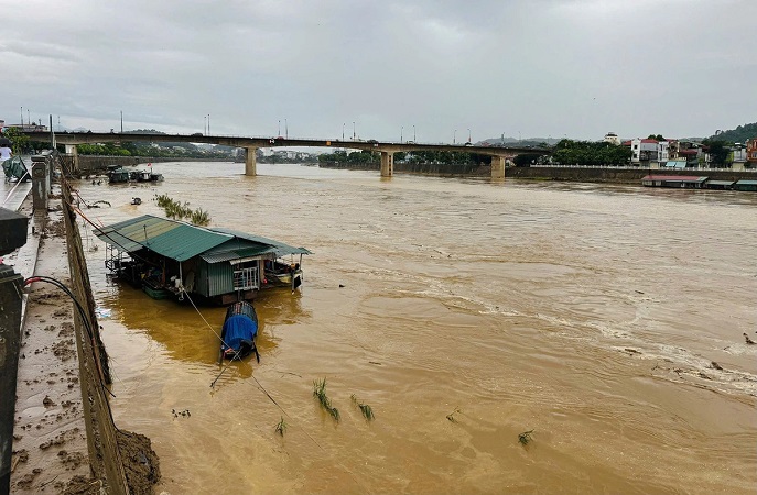  Lũ trên sông Hồng đoạn qua thành phố Lào Cai lên nhanh. Ảnh: Báo Tuổi Trẻ. 