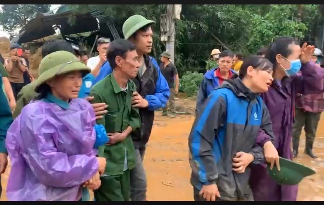  Gia đình, người thân không kìm nén được cảm xúc khi tìm thấy thi thể nạn nhân bị vùi lấp.