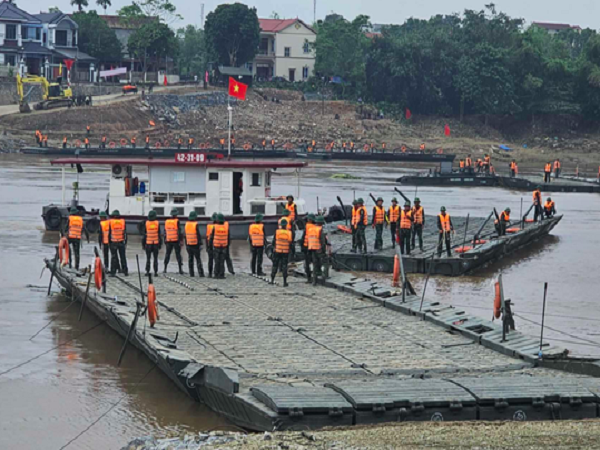  Lực lượng Công binh lắp cầu phao trước đó (Ảnh: Người Lao Động)