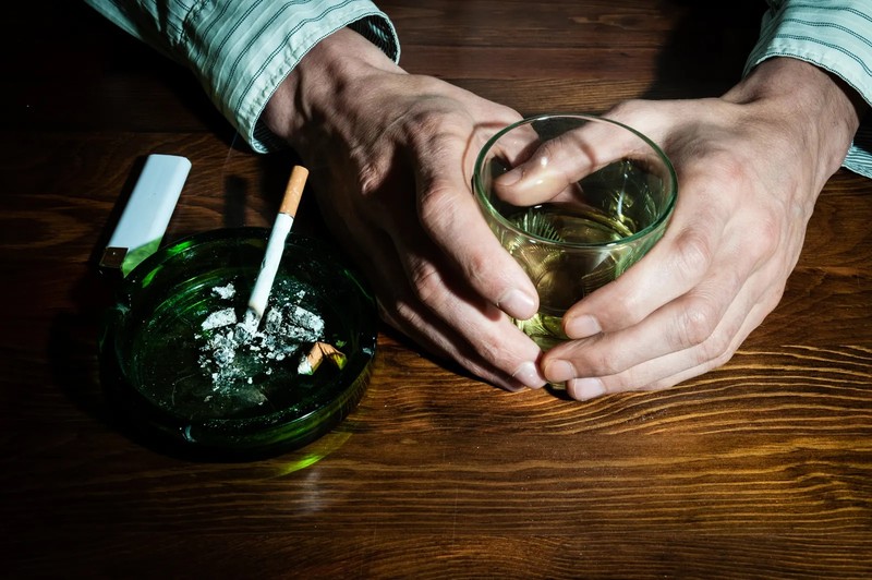 Hút thuốc góp phần làm tăng nguy cơ mắc ung thư do các tác nhân từ bia rượu. Ảnh: Srdjanns74-Gently