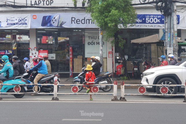   Trẻ em quỳ gối ăn xin ở nhiều cung đường trên địa bàn TPHCM - Ảnh: Tiền Phong