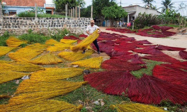  Người dân phơi sợi chiếu 