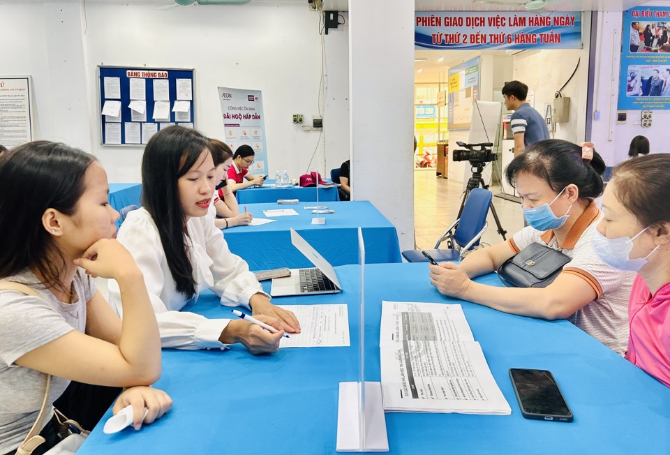  Trung tâm Dịch vụ việc làm Hà Nội tổ chức nhiều phiên giao dịch việc làm để kết nối DN và người lao động. Ảnh: Trần Oanh