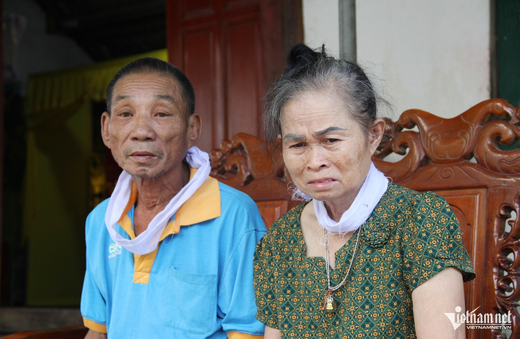  Bà Đoài không cầm nổi nước mắt khi người con trai qua đời khi chưa lập gia đình - Ảnh: VietNamNet