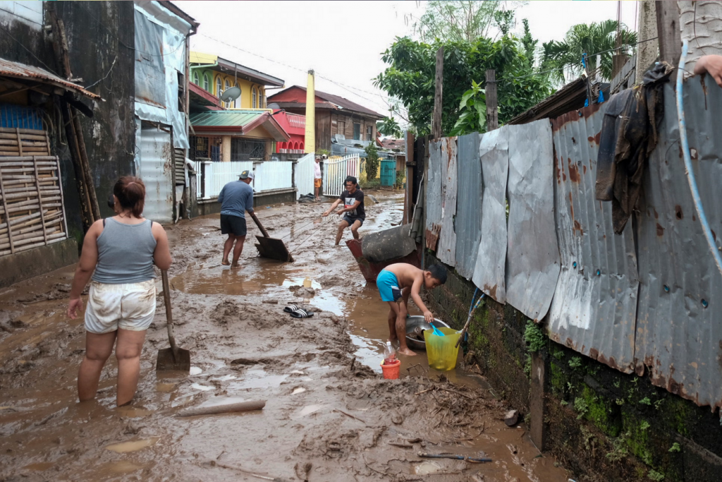  Người dân Philippines đang khắc phục hậu quả sau khi cơn bão Trami đi qua. (Ảnh: The Independent)