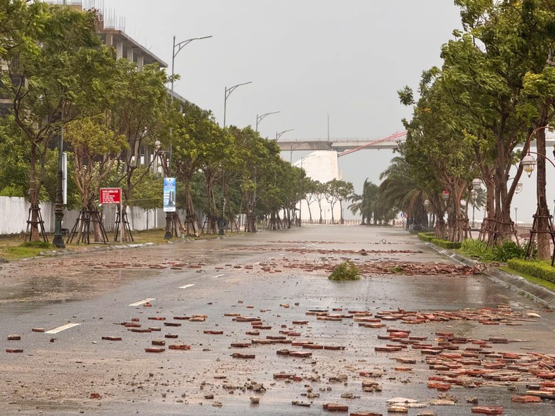   Sóng lớn, nước sông lên cao ở đường Như Nguyệt khiến gạch lát vỉ hè bong tróc, hư hỏng