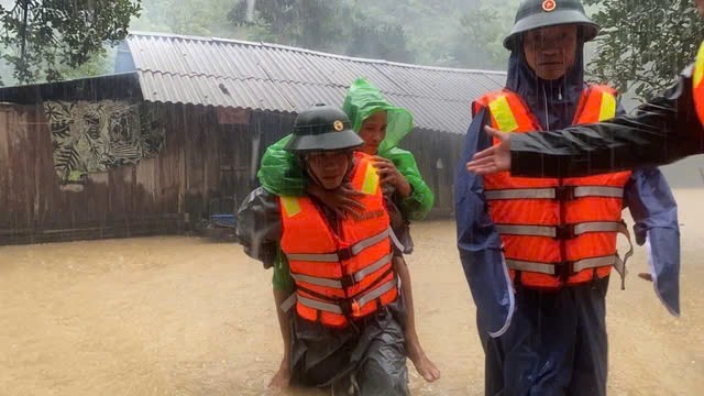   Lực lượng chức năng sơ tán người dân đến nơi an toàn.