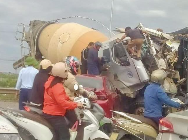  Người đi đường đang tích cực giải cứu các tài xế  - Người đi đường đang tích cực giải cứu các tài xế - Ảnh: Báo Người Lao Động